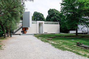 Brigitte Kowanz and Erwin Wurm, Austria Pavilion, Giardini. The 57th International Art Exhibition La Biennale di Venezia VIVA ARTE VIVA (13 May–26 November 2017). Courtesy Ocula. Photo: Charles Roussel.